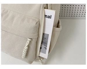Detail der Cord-Rucksack-Seitentasche mit Reißverschluss und weicher Rippstruktur
