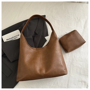 Sac cabas vintage marron et pochette assortie sur fond blanc avec des accessoires