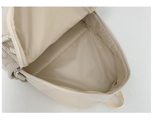 Detailansicht des beigefarbenen Cord-Rucksacks mit Innenfutter und doppeltem Reißverschluss