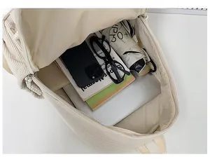 Innenansicht des Cord-Rucksacks mit großem Stauraum für Bücher, Handy und Regenschirm