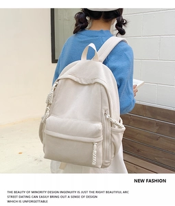 Detail eines cremefarbenen Cord-Rucksacks mit gewebten Reißverschluss-Zugelementen