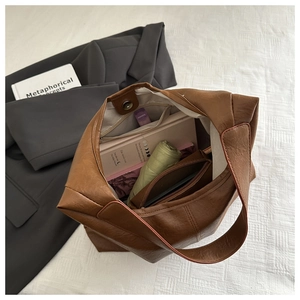 Détail intérieur du grand sac cabas avec boucle magnétique et poche zippée sécurisée