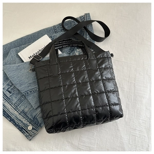 Détail du grand sac cabas matelassé noir avec bandoulière amovible et réglable