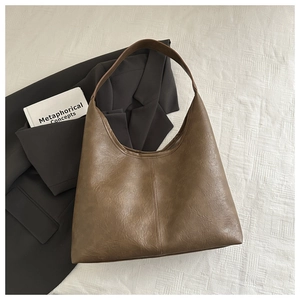 Grand sac hobo marron rétro en similicuir texturé présenté dans un style professionnel chic