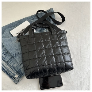 Détails du sac fourre-tout matelassé noir avec motif quadrillé et bandoulière en nylon
