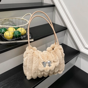 Beige Kunstpelz-Schultertasche mit vertikalen Falten und silbernem Spiegel-Schleifen-Detail