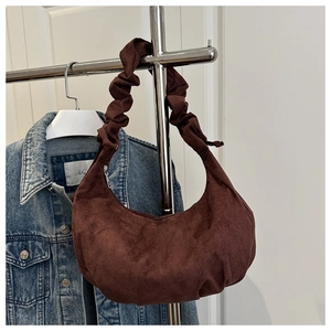 Gros plan du sac croissant en velours côtelé marron avec bandoulière à volants
