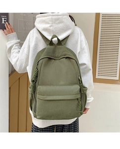 Detailansicht der Rückseite eines kleinen olivgrünen Cord-Rucksacks mit Reißverschluss