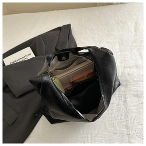 Vue intérieure du sac cabas en similicuir noir montrant sa grande capacité