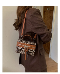 Détail du sac seau à motif léopard avec longues franges et accents métalliques argentés