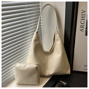 Détail du sac hobo crème en similicuir grainé avec sa petite pochette assortie incluse