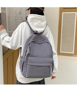 Detail der grauen Cord-Rucksack-Textur und Träger im lässigen Streetstyle getragen