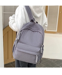 Detailansicht des lila Cord-Rucksacks mit gewebtem Reißverschluss und Vintage-Design
