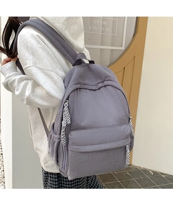 Detail des Cord-Rucksacks mit vertikaler Textur und geflochtenem Reißverschluss in Lila