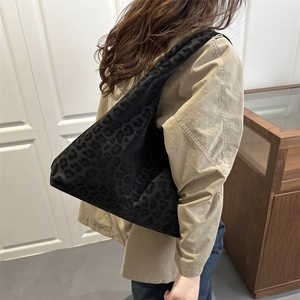 Large vintage leopard pattern tote bag in black velvet, stylish shoulder bag for women