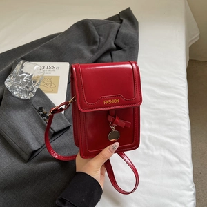 Petit sac bandoulière rouge chic pour téléphone avec lettrage Fashion doré et pendentif