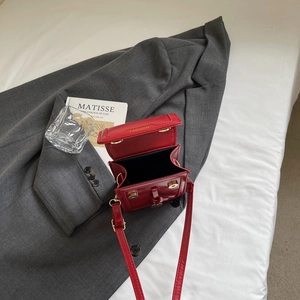 Sac à bandoulière carré rouge minimaliste en cuir brillant avec sangle ajustable