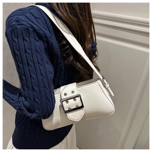 Sac baguette blanc avec boucle argentée vintage porté par un mannequin en gros plan
