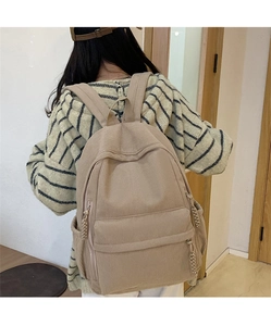 Rückansicht des khakifarbenen Cord-Rucksacks am Modell, zeigt Passform und Textur