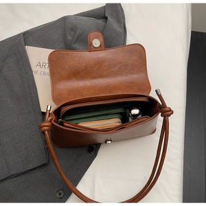Vue intérieure du sac en similicuir marron caramel montrant plusieurs compartiments