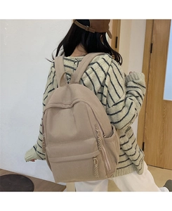 Detailansicht des Cord-Rucksacks mit khakifarbenem Stoff und geflochtenem Zipper