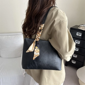 Sac cabas noir minimaliste en similicuir avec foulard floral élégant sur la bandoulière