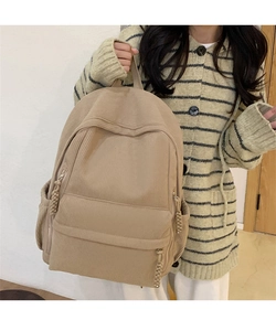 Nahaufnahme des beigen Cord-Rucksacks mit Details aus Webseil am Reißverschluss vorne