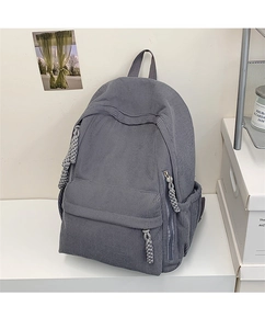Detail eines grauen Cord-Rucksacks mit großem Hauptfach und gewebtem Seil-Reißverschluss