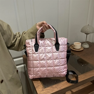 Grand sac cabas matelassé rose en nylon avec bandoulière noire et poignées élégantes
