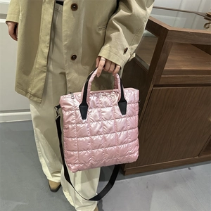 Sac fourre-tout matelassé rose avec poignées noires et bandoulière amovible pour femme