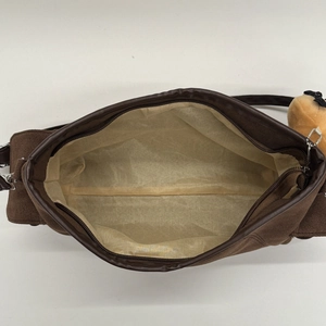 Bruine tas van imitatiesuède voor onder de arm met rits en een schattig pluchen beertje