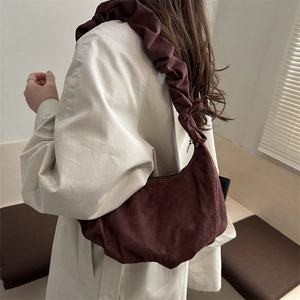 Sac à bandoulière marron foncé plissé avec texture velours douce pour un look élégant
