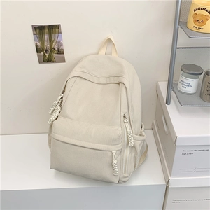 Kleiner Damen Rucksack aus beigem Cordstoff mit weicher Textur und minimalistischem Design