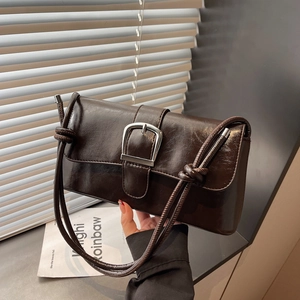 Sac baguette rétro français marron foncé brillant avec bandoulière à nœud