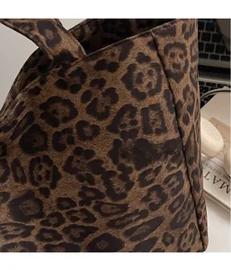 Gros plan du sac fourre-tout léopard sur un bureau montrant la texture en velours