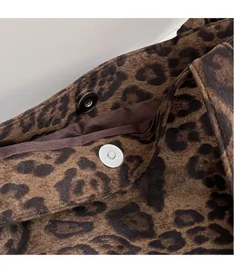 Gros plan détaillé du sac cabas léopard avec double fermoir magnétique en métal