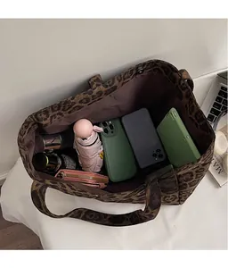 Détail intérieur du sac cabas léopard montrant une grande capacité pour divers accessoires
