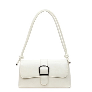 Sac baguette français en cuir crème avec boucle argentée et bandoulière à nœud sur fond blanc