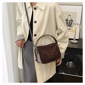 Détail du sac à bandoulière en cuir dépoli marron foncé avec poignée rigide vintage