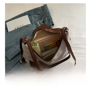 Interno spazioso della borsa tote con capacità per ombrello e libri e pelle