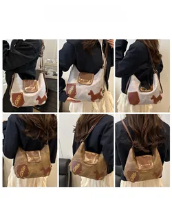 Dettaglio della borsa tote vintage in tela con rivetti in metallo e toppa a cane