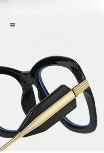 Detail der hochglänzenden schwarzen Cat-Eye-Brille mit goldenen Metallscharnieren