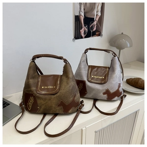 Dettaglio di borse tote in tela vintage con finiture in pelle e ricamo di terrier scozzese