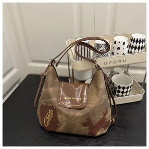 Dettaglio della borsa tote vintage in tela marrone con tracolla regolabile in pelle