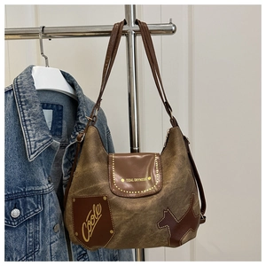 Dettaglio della borsa tote retrò marrone con toppa Coole e scritta Tidal Dryness