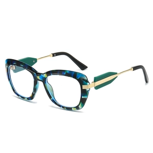 Modisches Cat-Eye Brillenmodell mit blau-grünem Marmormuster und goldenen Metallbügeln