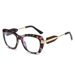 Cat-Eye-Brille mit lila Schildpatt-Rahmen und goldenen Metallbügeln auf weißem Hintergrund