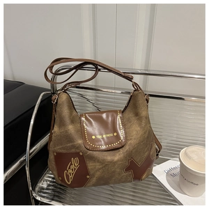 Dettaglio macro della borsa tote retrò marrone con trama vintage e inserti in pelle