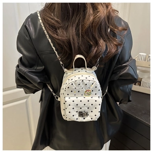 Détail du mini sac à dos à pois avec chaîne argentée et broderie dessin animé
