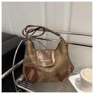 Vista dettagliata della borsa tote marrone vintage con ricami e tracolla regolabile